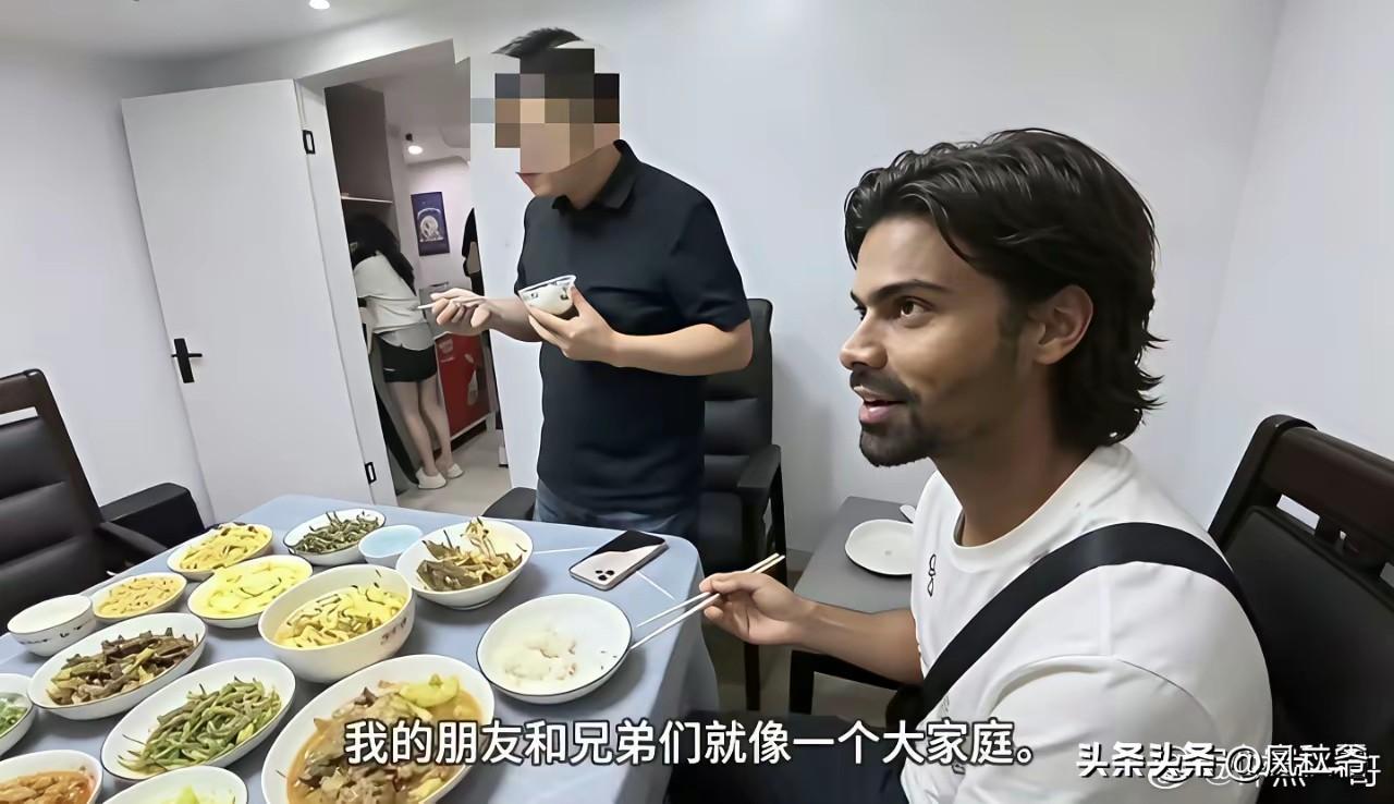 这个兄弟把印度人请回家，做了一大桌子菜招待他，立刻赢来印度人的吹捧，不得不说，这