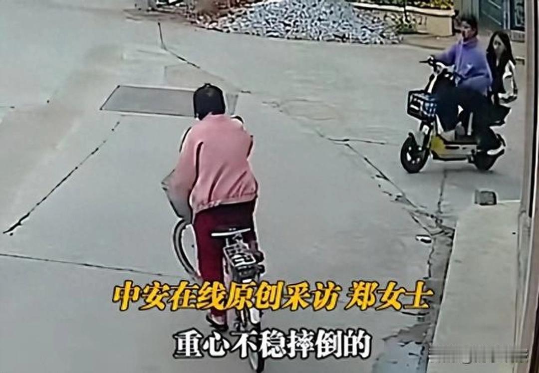 扶不扶的连续剧又更新了，这回的剧本，编剧都不敢这么写。

福建一个女的骑自行车，