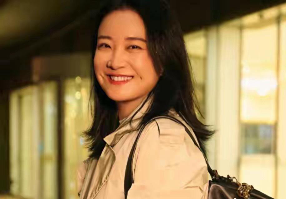 贾玲私下还是那个贾玲。朋友聚一块儿，她冷不丁抛一句，桌上人先愣半秒再笑出声——节