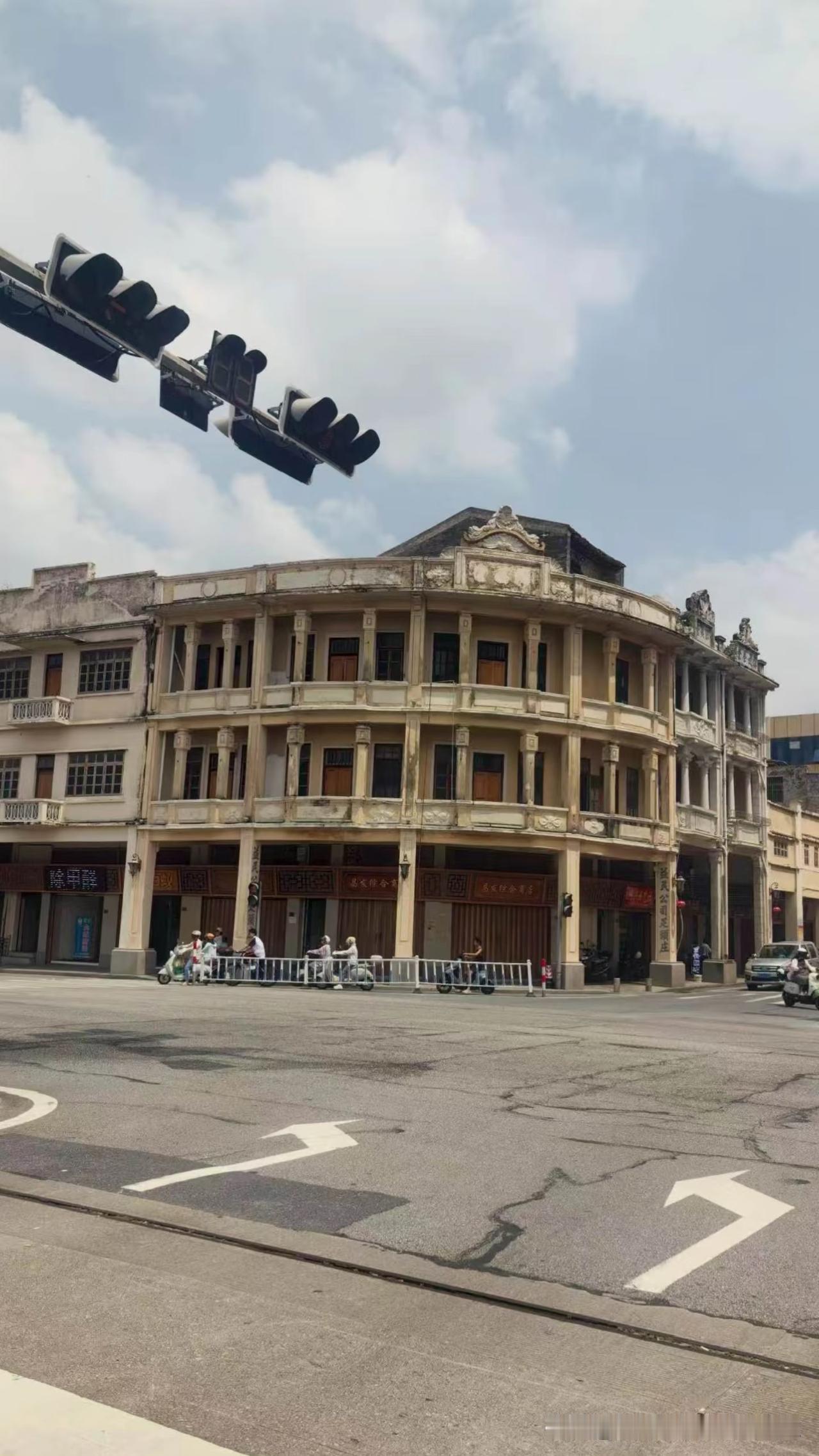 随拍民生掠影｜台山台城区×西门墟社区
十里长街余晚照，
百年旧事落尘埃。
海外赤