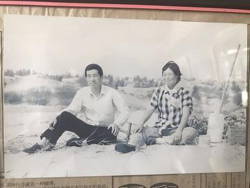 1985年，年仅19岁的殷玉珍被父亲狠心下嫁给毛乌素沙漠的白万祥。新婚之夜，白万