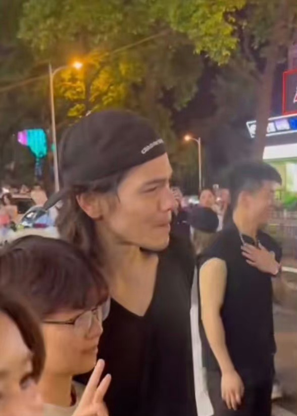 #向佐街头任人摆拍##向佐长沙街头被围拍#向佐长沙人气好高啊！在长沙逛夜市，被大