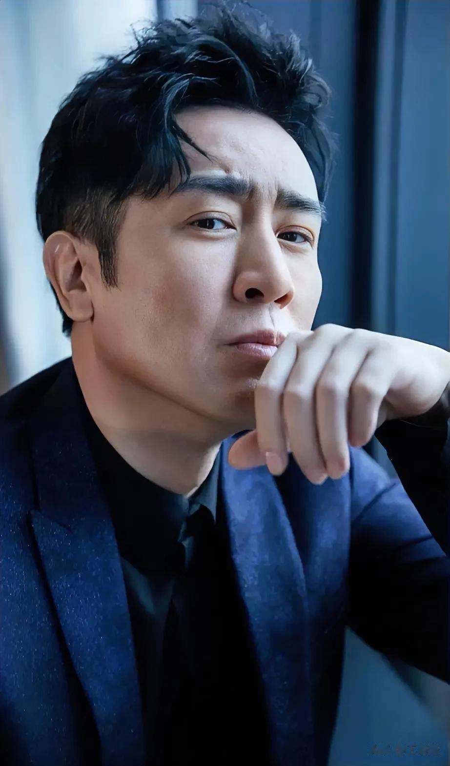 李静问于和伟:除了你老婆，你还有其他女人吗？于和伟手足无措，李静赶紧说:开玩笑啊