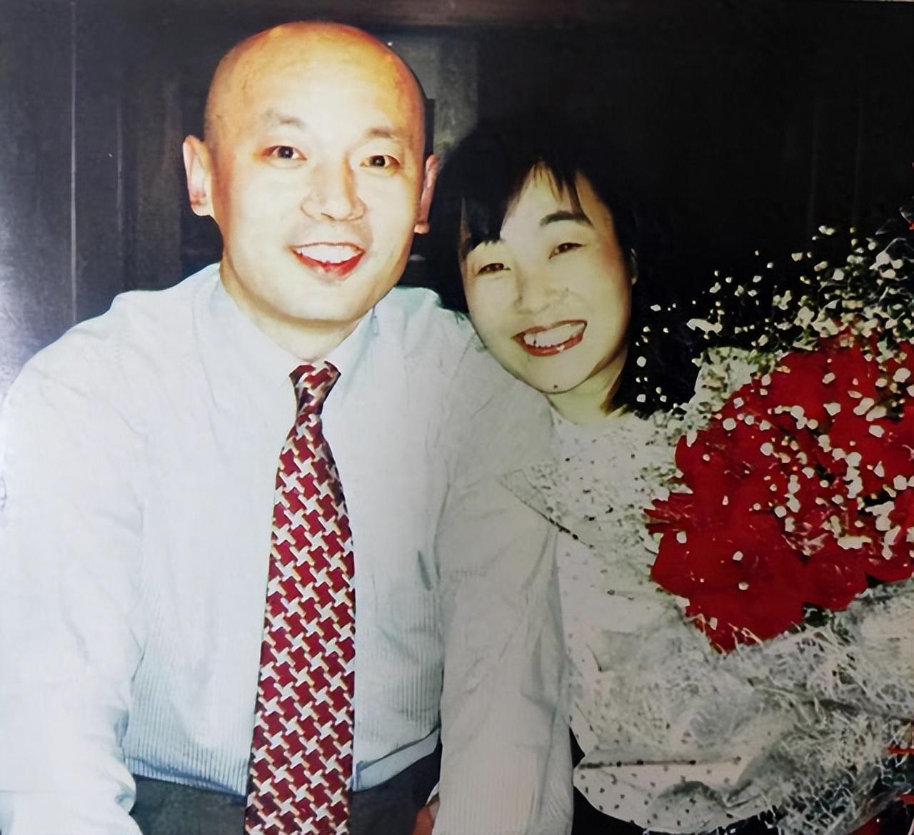 1995年，葛优拍戏赚了350万，把钱全部交给了妻子贺聪。谁知贺聪转身就在北京买