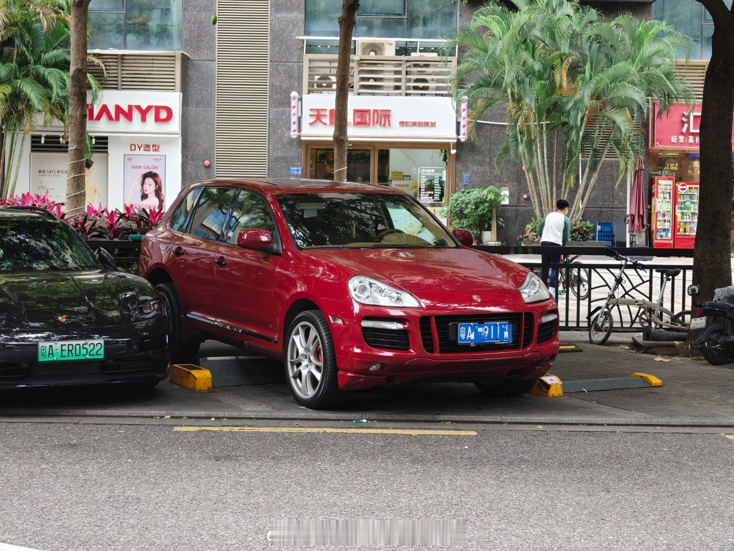 粤A的957初代卡宴GTS车牌还是911，真正的old money啊。车牌英文打