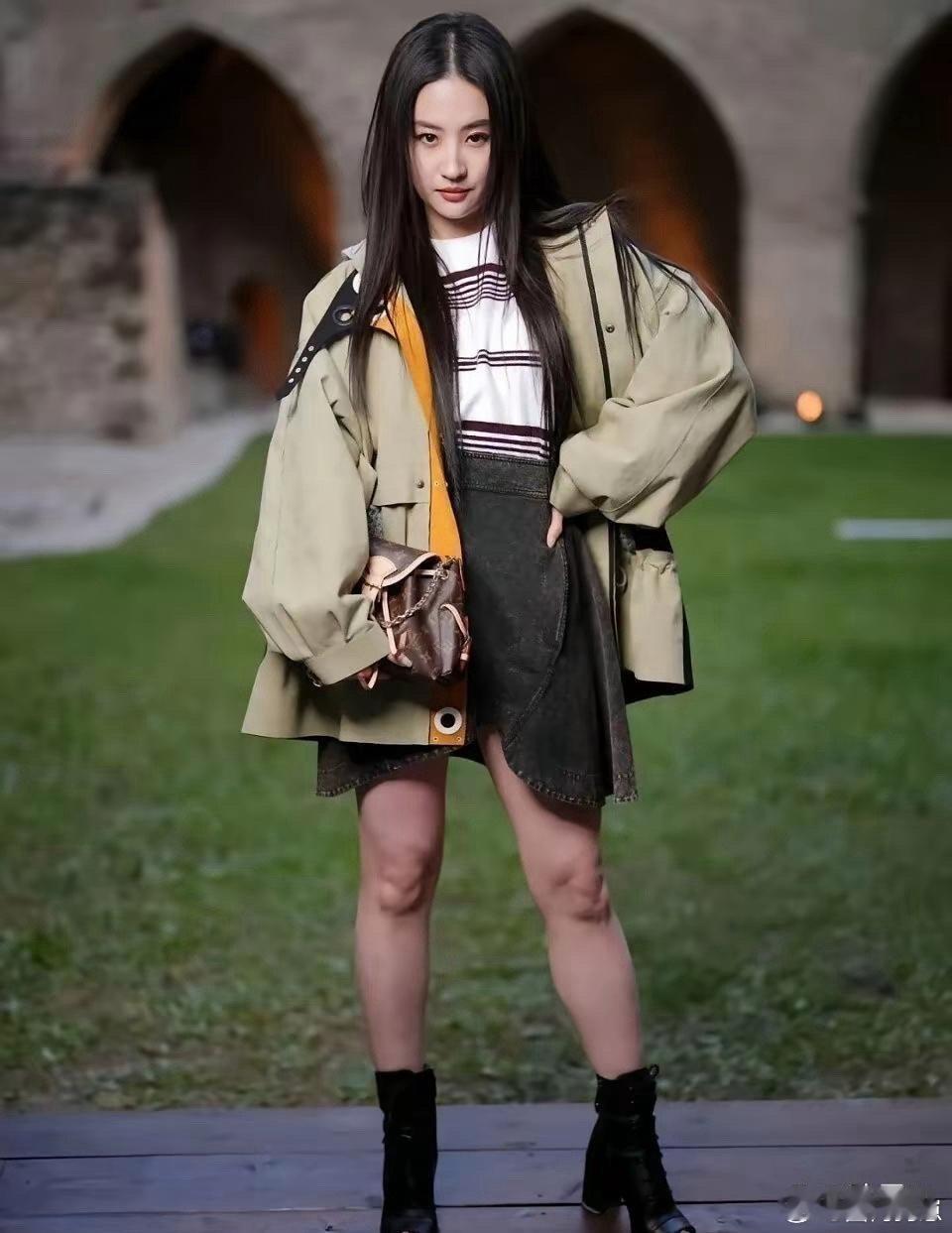 刘亦菲这是让脚丫子受委屈了呀，看着都让人心疼，姐姐也要好好照顾自己～ 