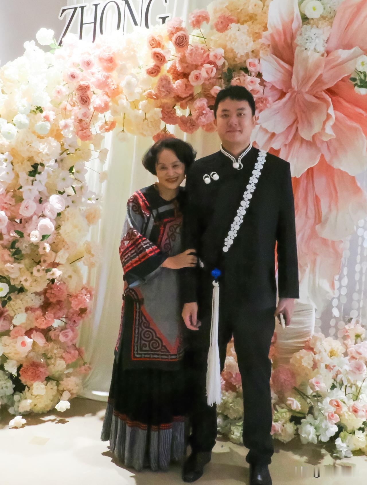 西昌彝族婚礼（2）盛装
虽然是晚辈姪儿的婚礼，长辈们全部盛装赴约，特别是“姨妈天