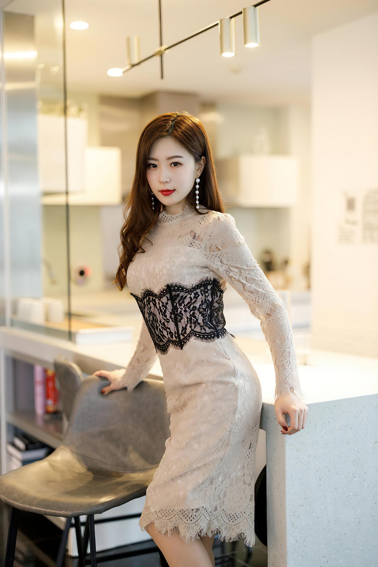 杏色蕾丝裙与黑色腰封的绝配组合，居家拍出高级感，