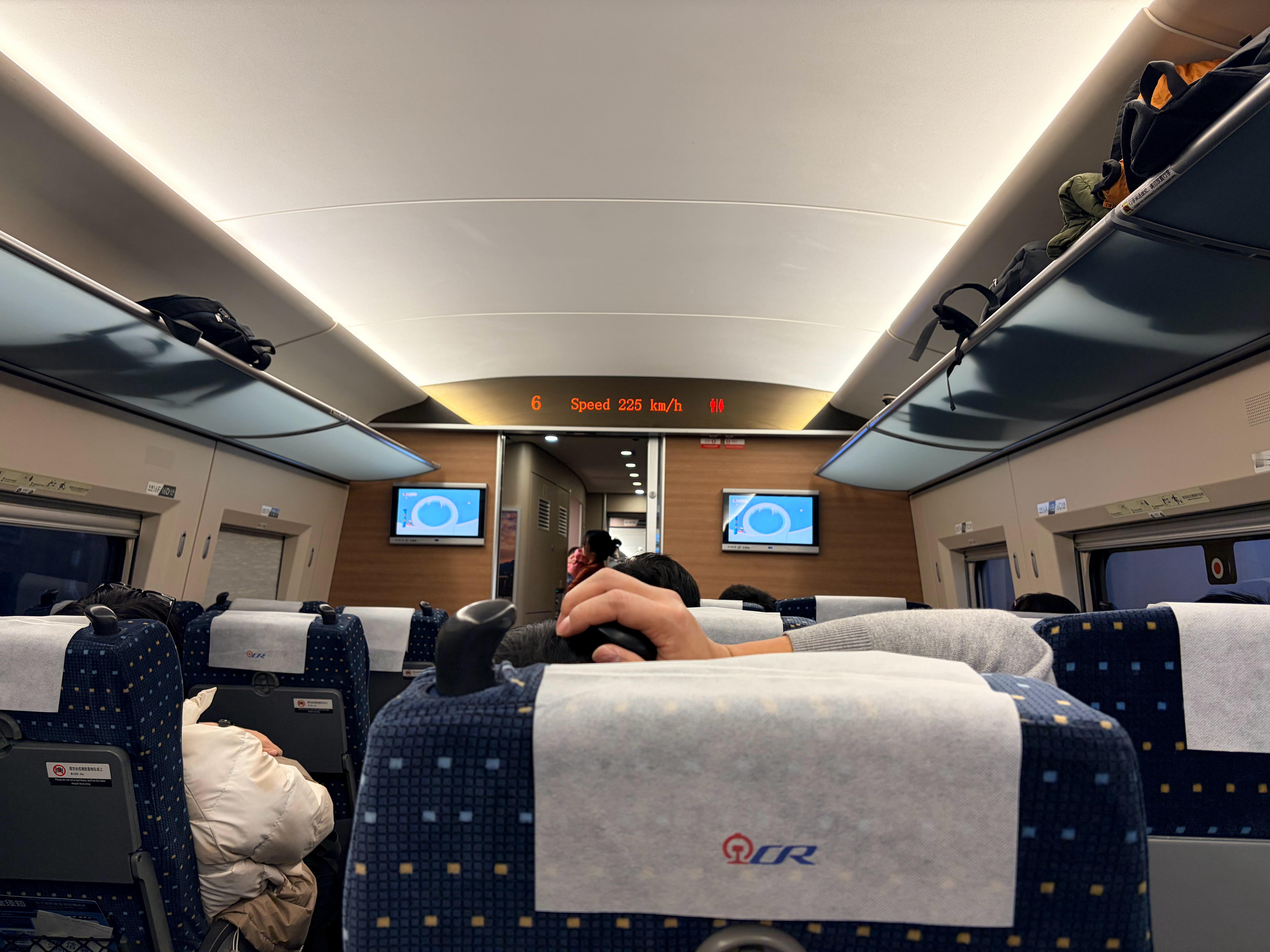 早上好啊兄弟们，我已经坐上高铁出发去北京了，但不是去小米发布会，今天是带我妈去北