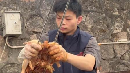 更值得关注的是少年的应对态度——没有回避质疑，主动公开调料资质、配合监管抽检，还