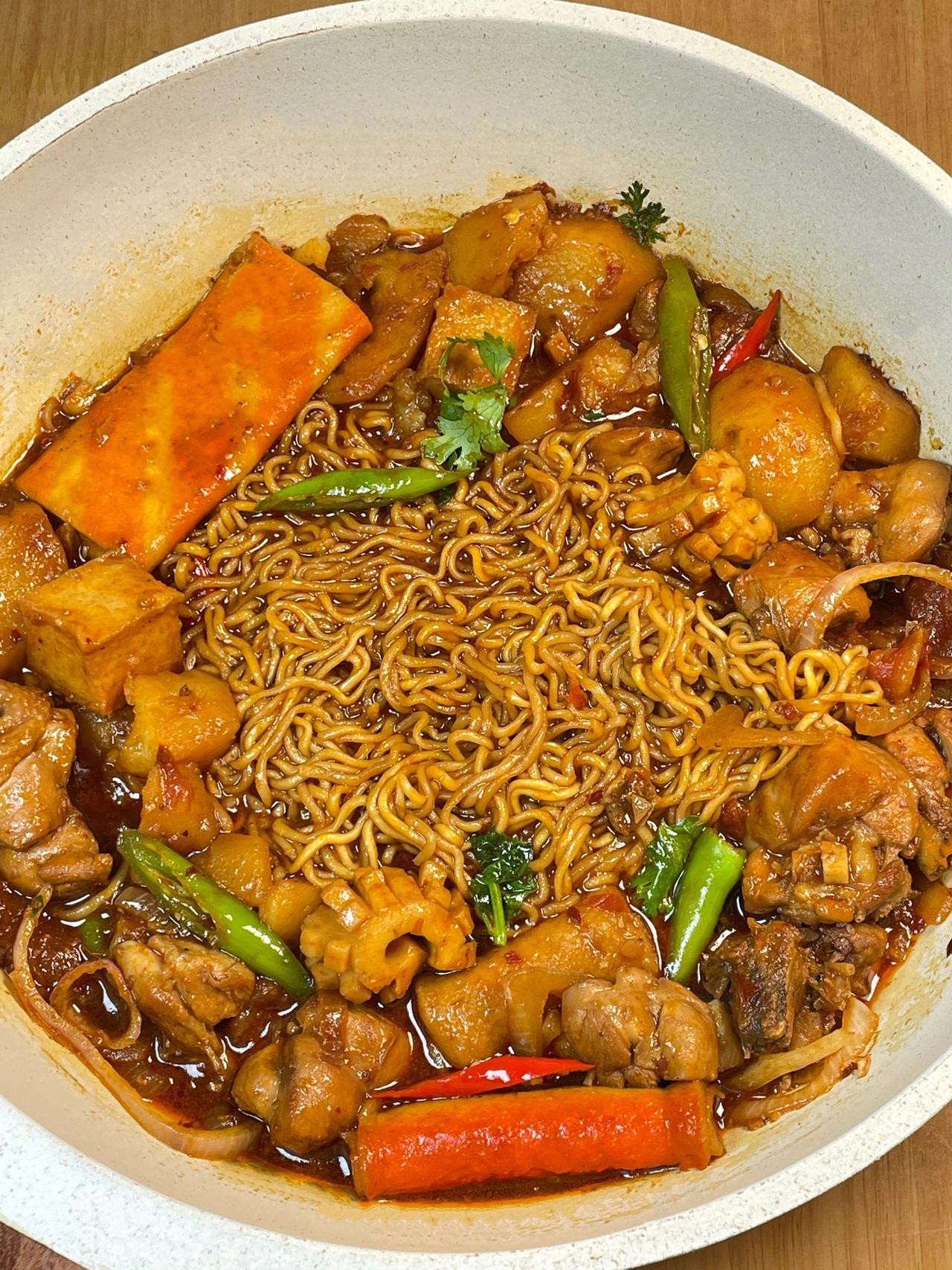 没有谁会拒绝一碗热乎乎的火锅鸡吧
今日份这份番茄火锅鸡，上桌直接秒完！
麻辣鲜香