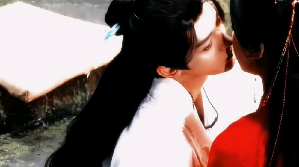 仙台有树的吻戏，邓为真的好会亲呀 ​​​