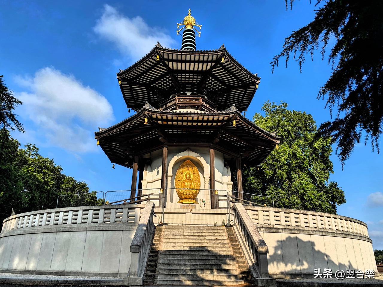 巴特西公园里的伦敦和平塔已修缮好久了，不知何故停修多时，地上的野草也涨得很高了。