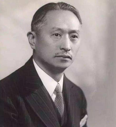 1919年的巴黎和会上，日本代表牧野伸显突然指着中国代表顾维钧的口袋，当众喊道