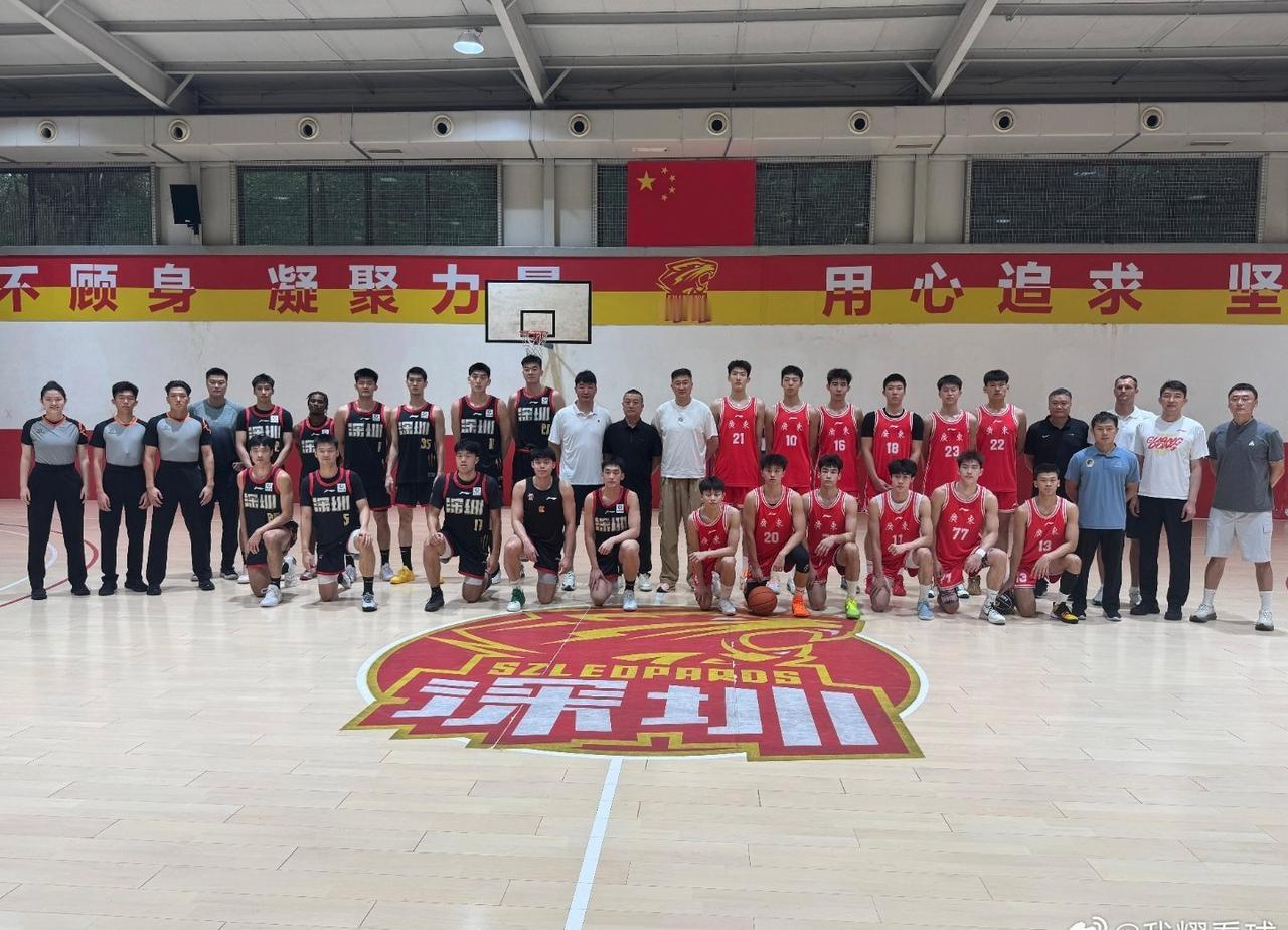 广东U18男篮即将出征全国青少年三大球运动会，今天广东省二沙篮排中心主任杜锋前来