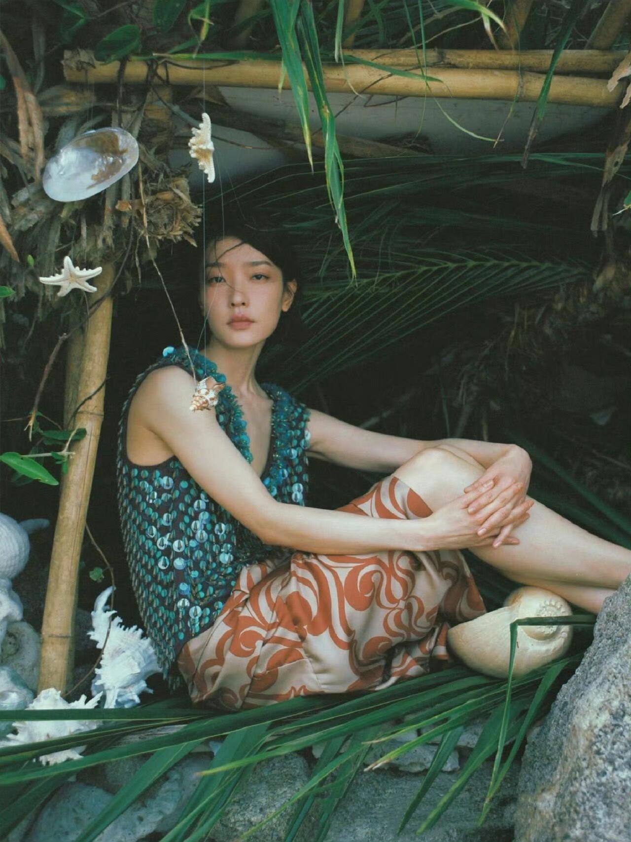 你喜欢夏日主题吗？就是那种又炎热又清凉的感觉。
这组热带少女写真，画面里满是浓郁