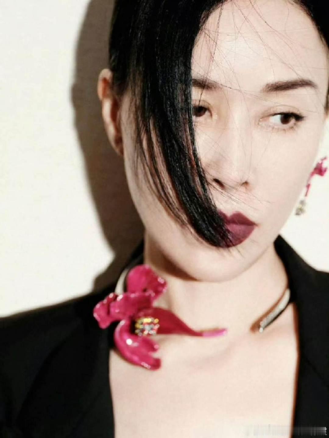 歌手直播Stanaj的宵夜把那英看馋了歌手2026直播里满满一盆小龙虾摆在面前，