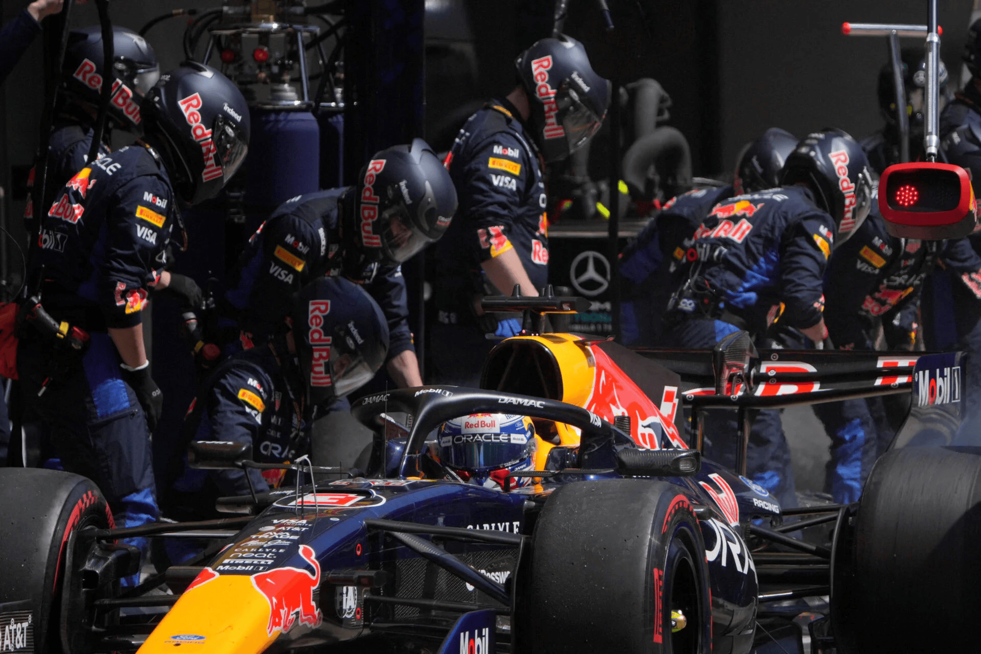 红牛内部认为引擎与梅赛德斯旗鼓相当，但底盘拖了后腿