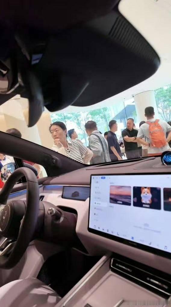 鸿蒙智行门店被小孩子占领了选家用车不能只盯着动力参数，全家人的乘坐感受才是重点，