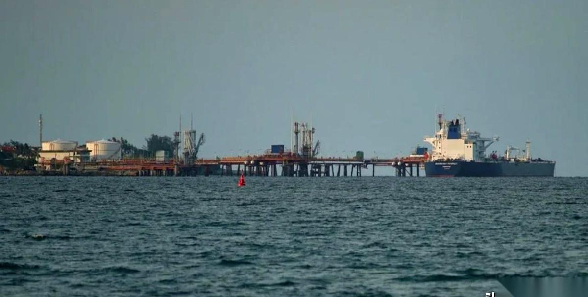 茫茫大海上，一支幽灵船队正在悄悄运送俄罗斯的石油，躲避着全世界的制裁。
但让人头