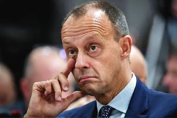 仔细看看，这两人还真的有点像，外貌像，神态像，身材像，尤其走路的样子也像。

一