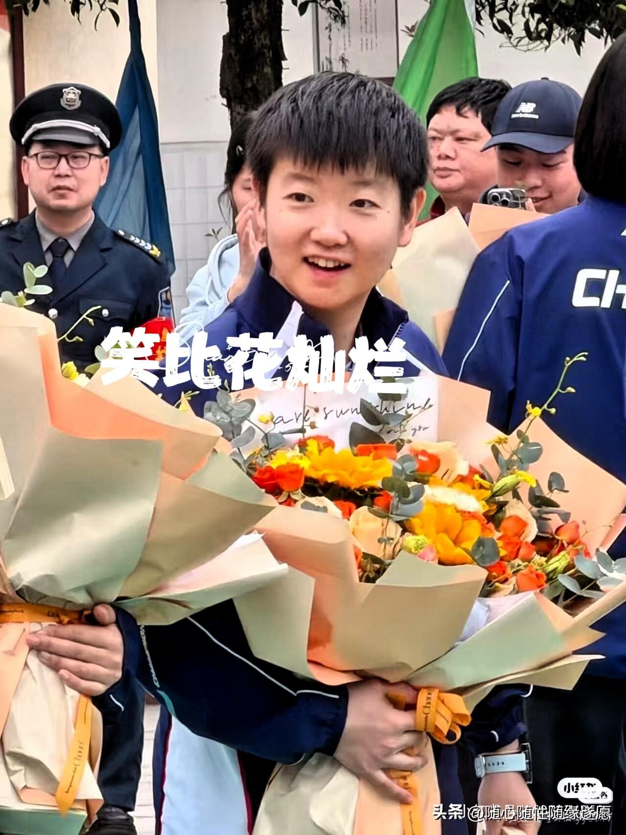 笑容比花还灿烂的孙颖莎！

就说她左瞧右看到底是在看啥呢，什么都好奇，什么都想看