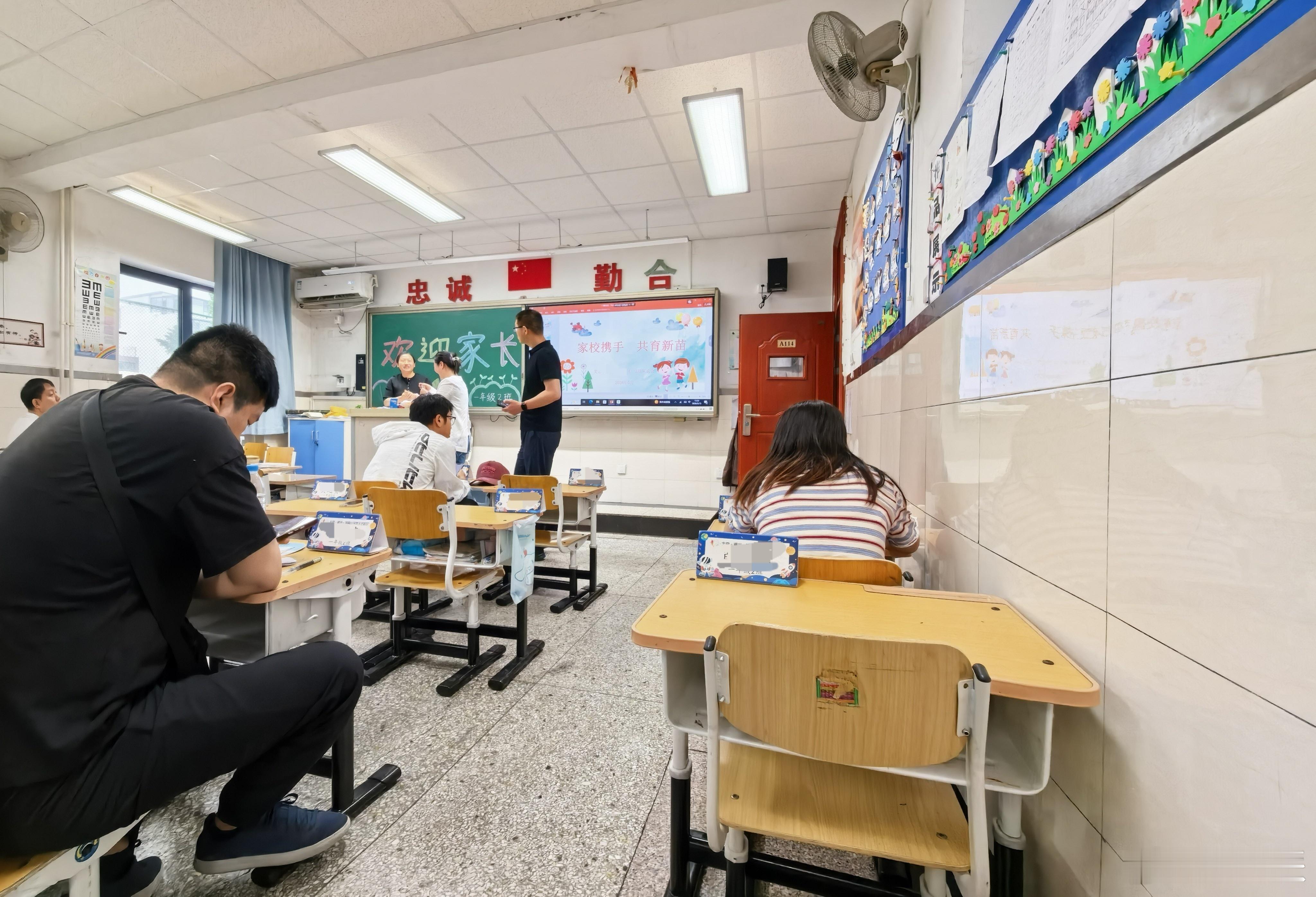 第一次来参加家长会，还有点紧张。小学一二年级的课桌椅都这么mini的吗？我记着我