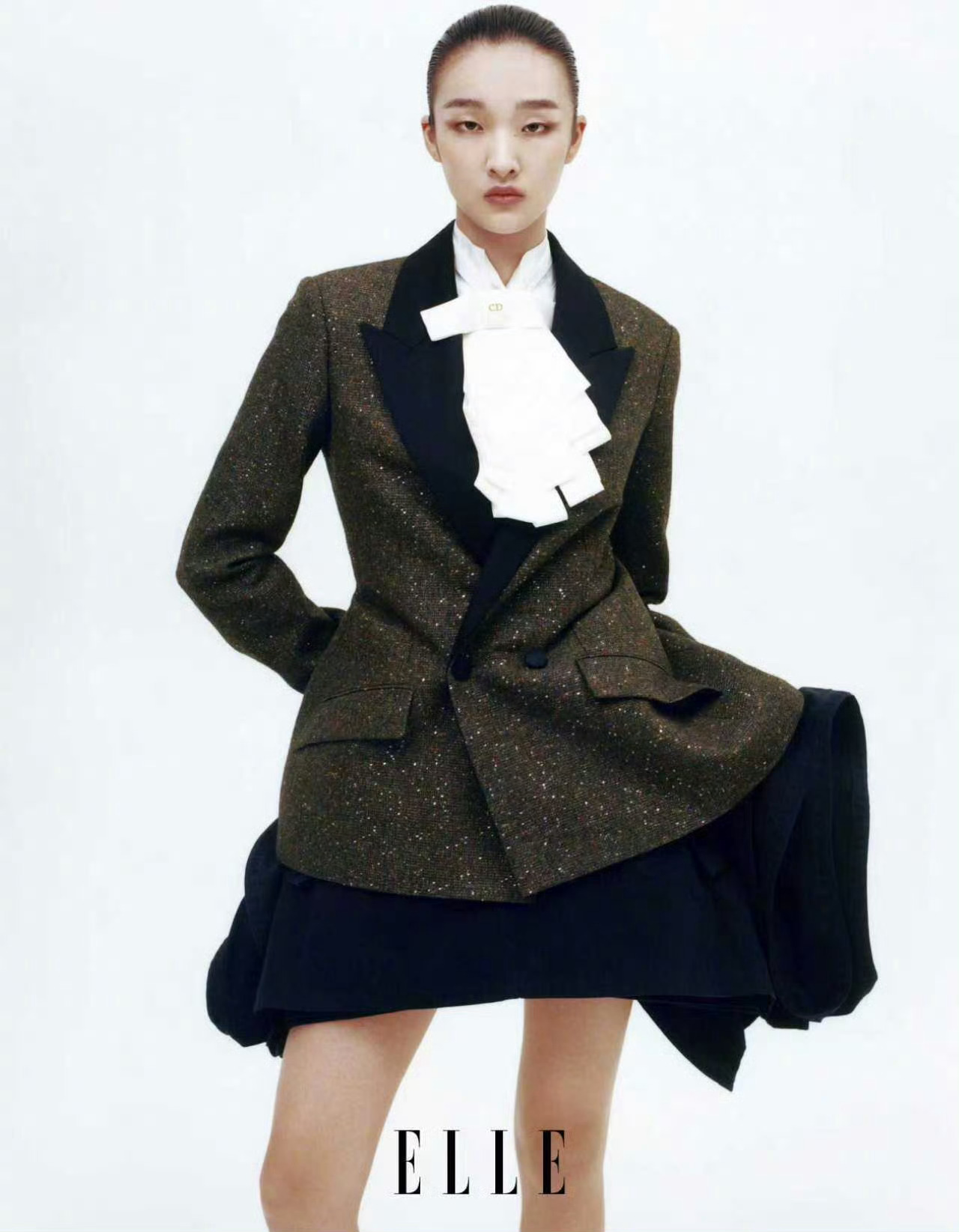 一次穿梭时间褶层的视觉旅程。在经典的回声与当代的脉动之间，我们回到服装本身。结构