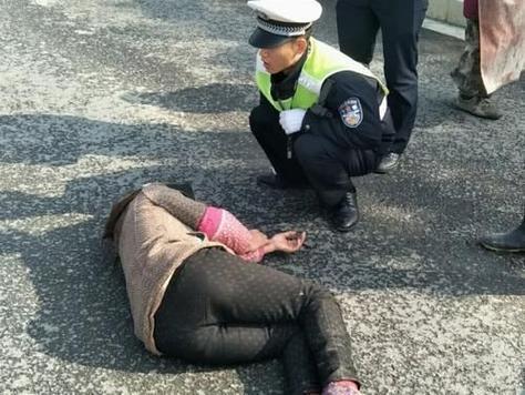 云南昆明，女子骑电动车闯红灯被交警拦下，要求处罚50元，女子当场耍无赖，交警沟通
