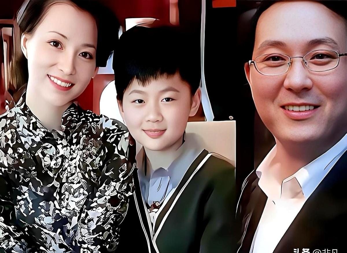 最近董卿参加儿子小学毕业的事情上了热搜。
大家传她儿女双全，其实她就只有一个宝贝