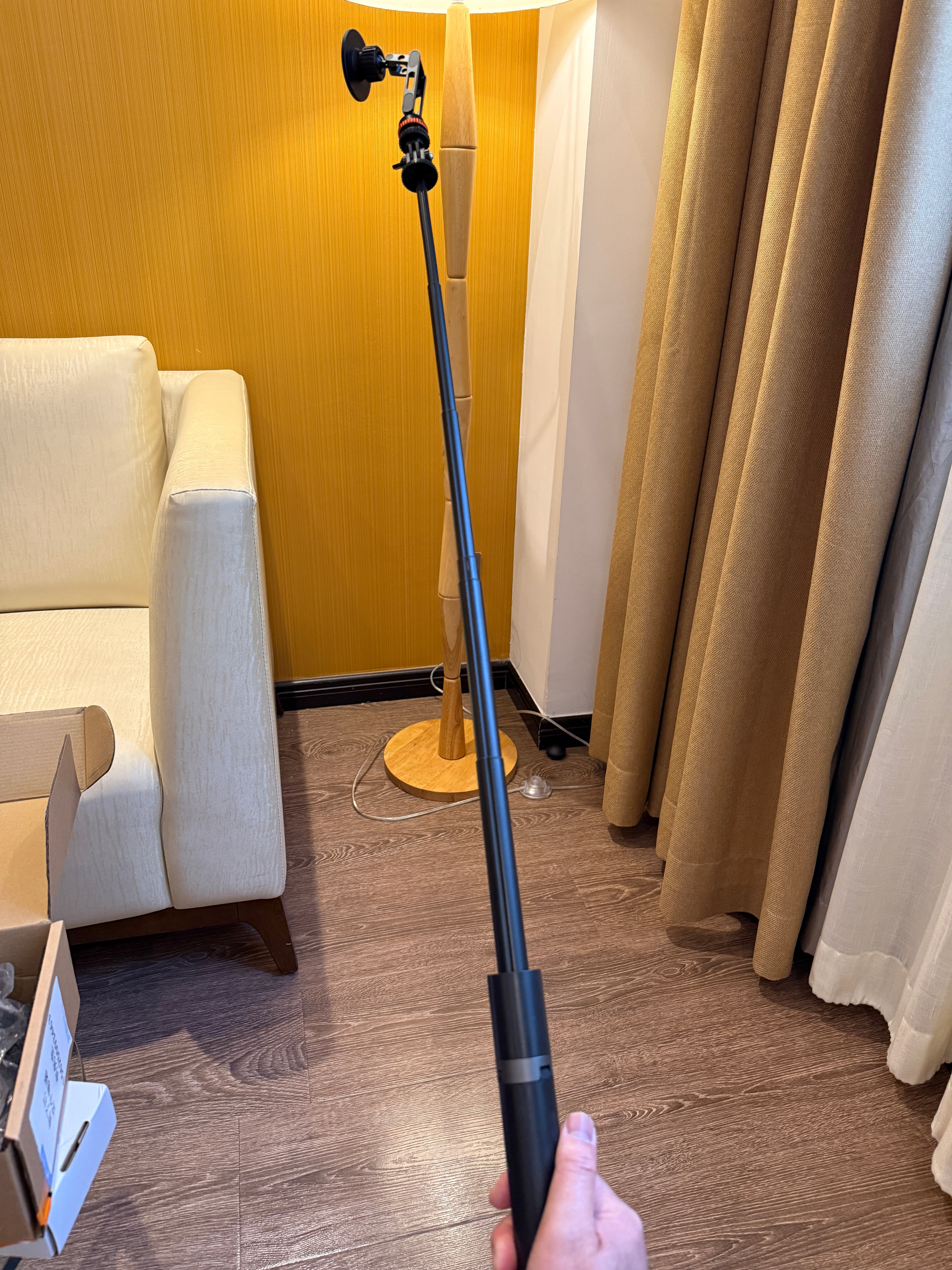 一个冷知识，市面上第一款 MagSafe 磁吸自拍杆，是我们搞出来的那是几年前，