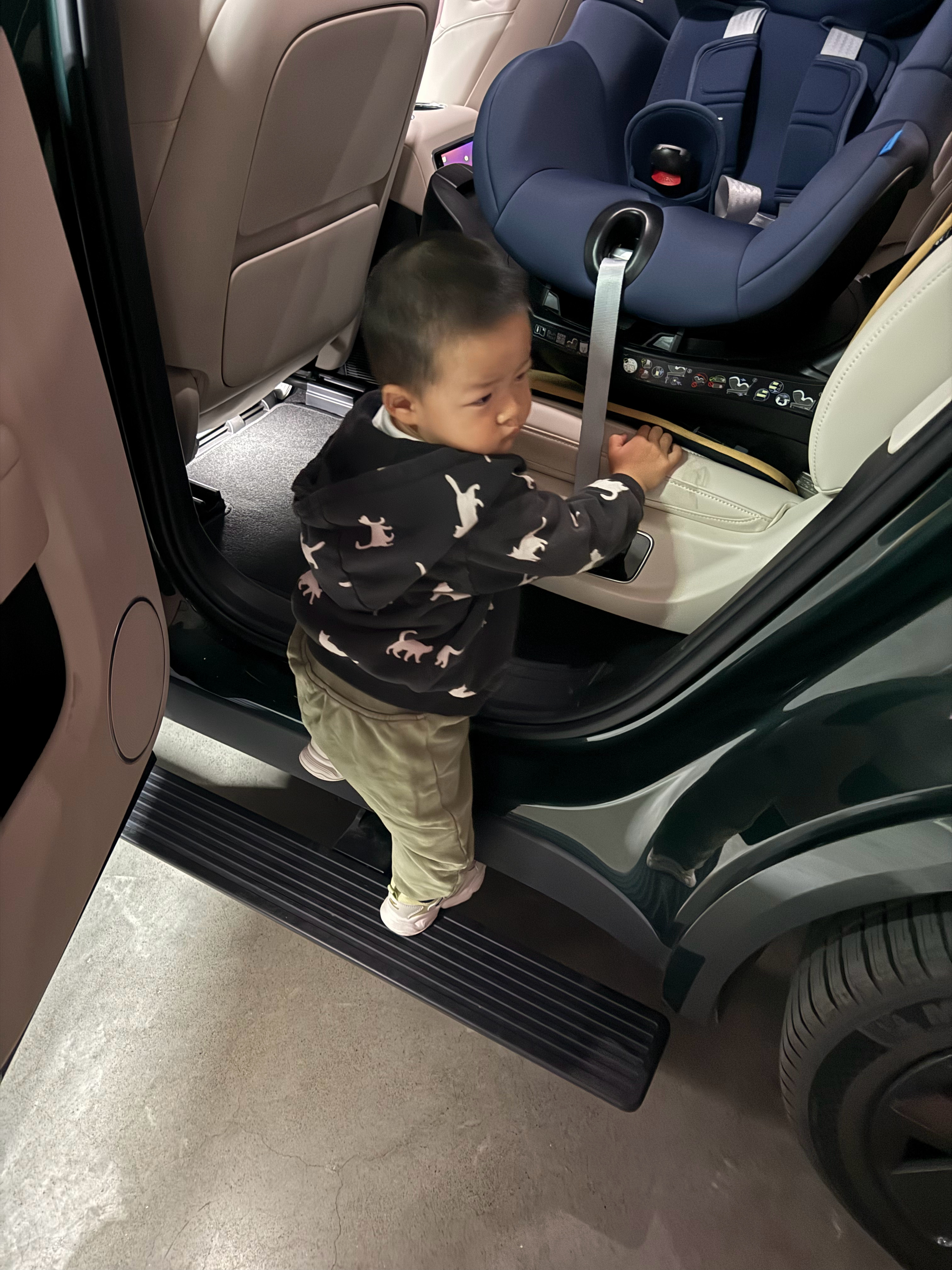 主打家用的 SUV，必须要有踏板，踏板高度正好一岁半的小熊咔咔往上爬，真带劲！没