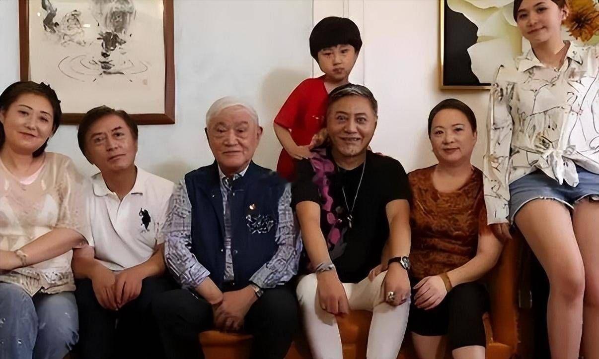 老演员牛犇的儿子演员王侃是演大佐专业户，7月18日因病在上海去世，享年66岁。牛