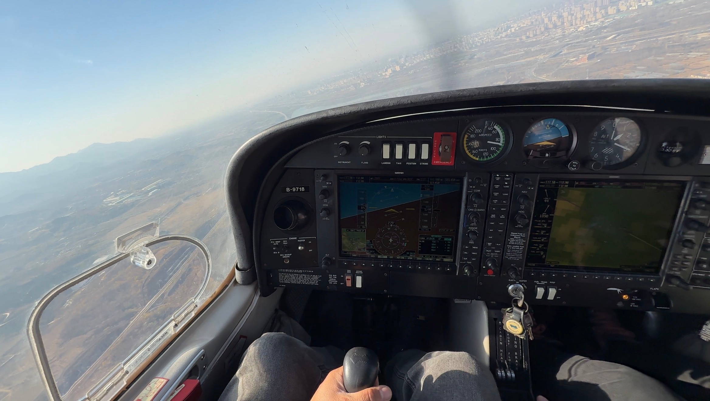 恢复中断了半年的飞行，趁着天气好，飞了2个小时，10多个起落，手感恢复得不错[憨