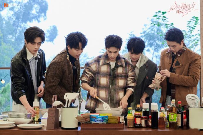 在水龙吟团综的一期中，江湖侠客们不仅展示了他们的才艺，更在厨房里大显身手。罗云熙