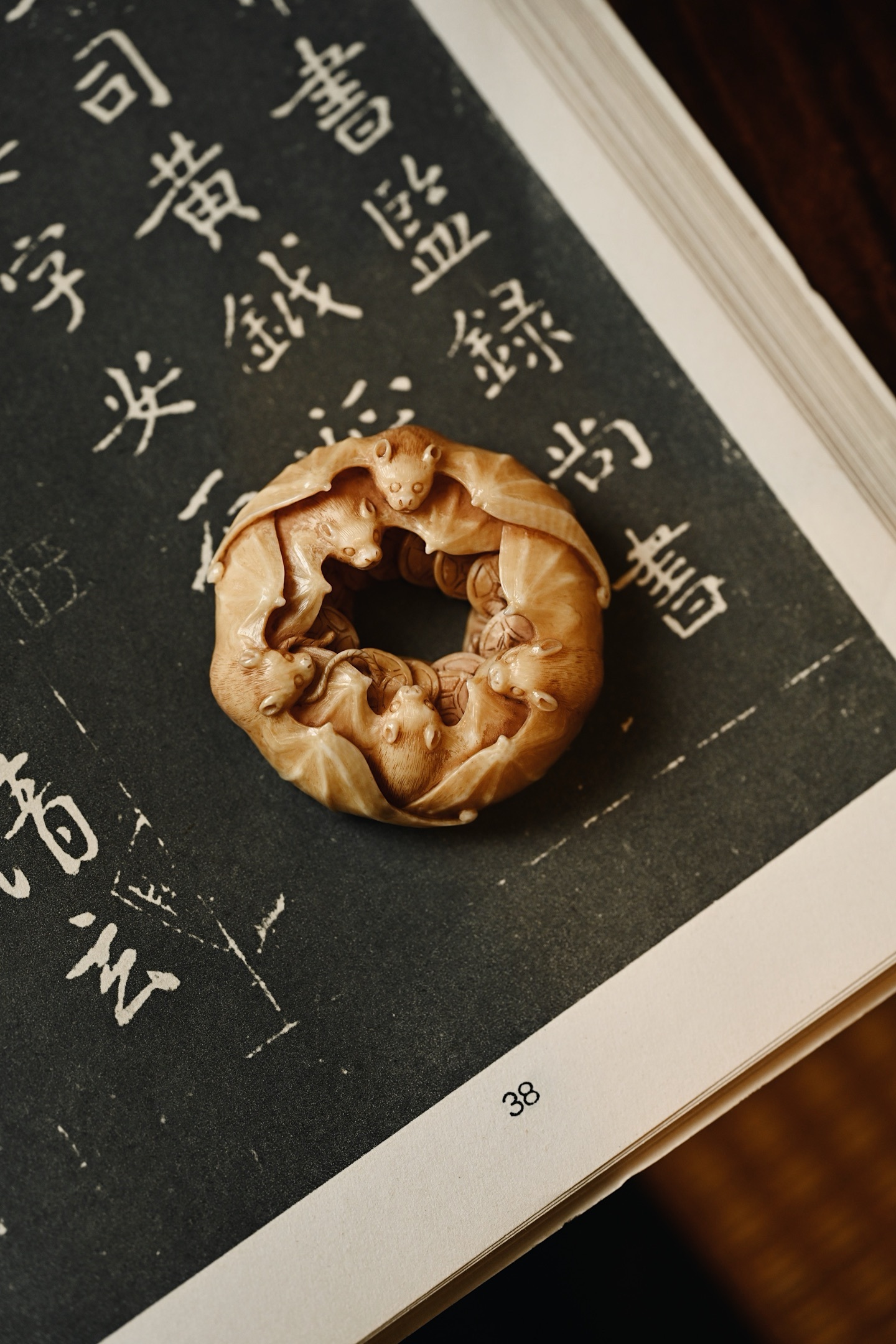 猛犸仿古 | 五福捧钱 平安扣仿古细腻，色泽古旧。整件采用透雕工艺，正面五只灵蝠