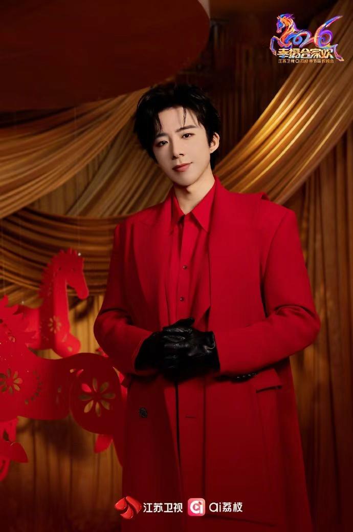 刘宇宁红西装大衣公式照刘宇宁以从容姿态点亮万家团圆时刻 刘宇宁红西装大衣公式照，