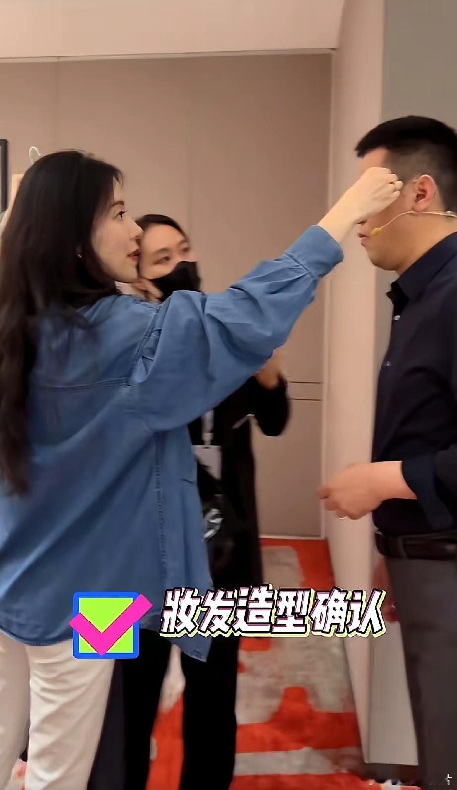 李斌的老婆王奕芝，在化妆间里穿一身休闲牛仔外套，对着镜头在完全素颜的状态下化妆，