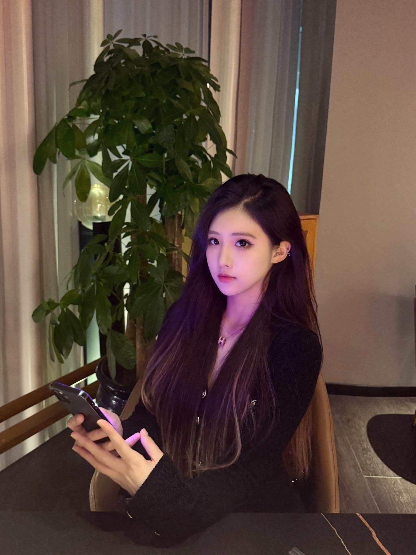 表面是个没有感情的冷漠女人 背地里是个吃饭睡觉都要人陪都要人夸的粘人小孩