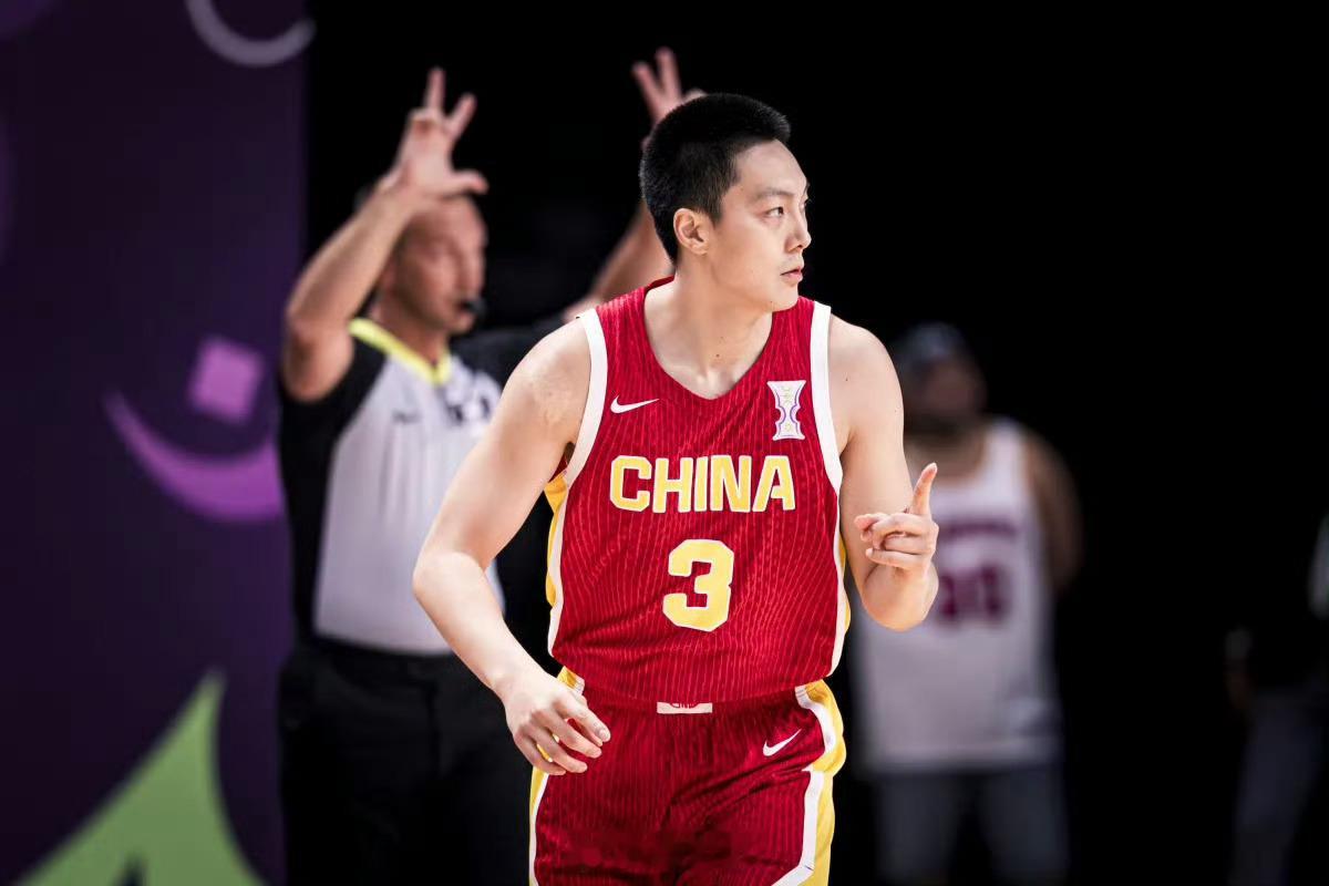 两年前 赵睿 胡明轩 胡金秋 跟随着彼时的男篮度尽漫漫长夜两年后 他们依然坚守在