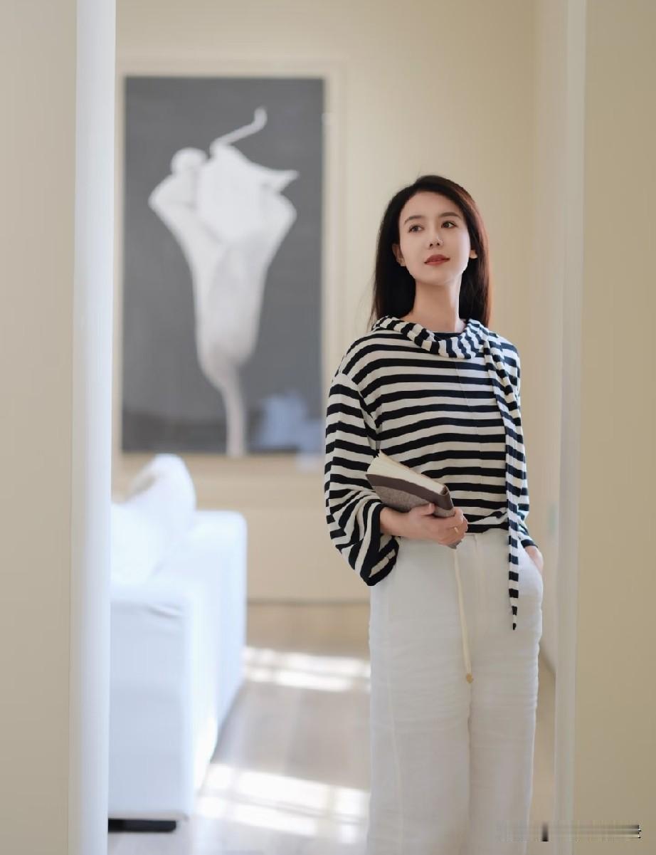 杨绛先生说得好：“人生最好的状态，是心有暖阳，眼底有光。现实生活多姿多彩，也百般