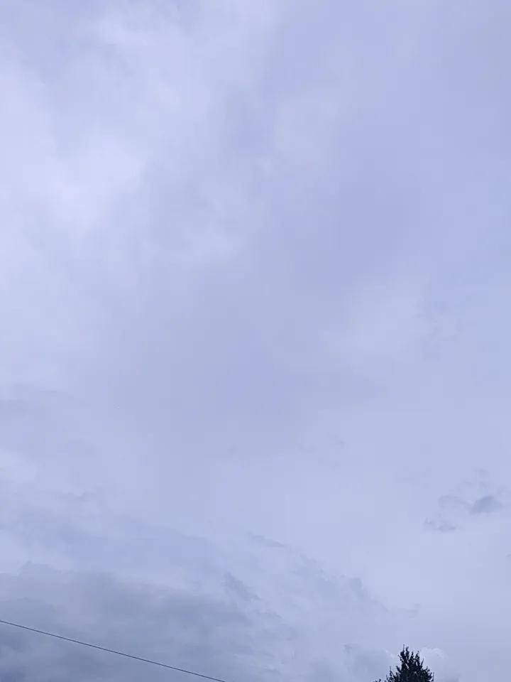 怒江州兰坪县这天气绝了！一半阴一半晴，就像被老天爷用剪刀“咔擦”一下剪开了。一边