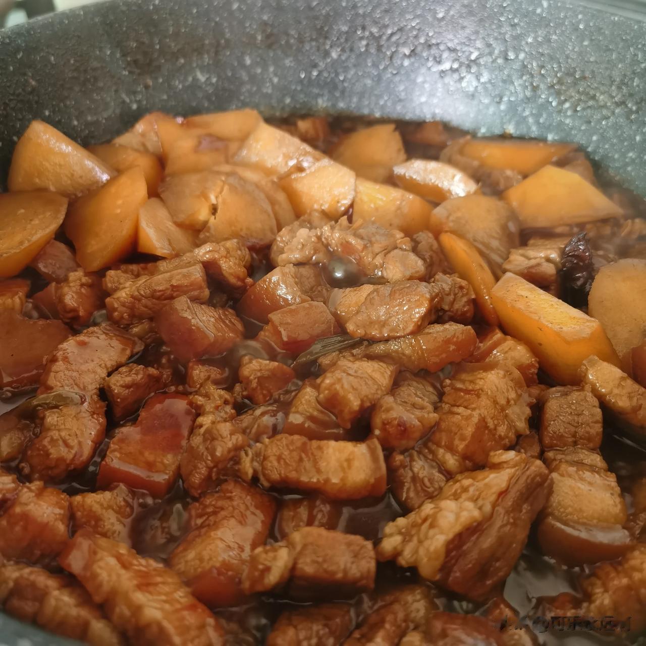 家庭版红烧肉，巨下饭！
食材
五花肉，葱姜蒜八角， 香叶， 啤酒，土豆
1五花肉