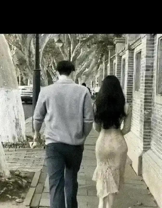 女生在健身房正常走路被陌生人拍下十五秒视频，三天点赞破五十万，评论区从夸身材一路