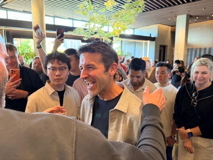 苹果新CEO现身WWDC晚宴 科技界即将又多一位平易近人的老总，特努斯现身WWD