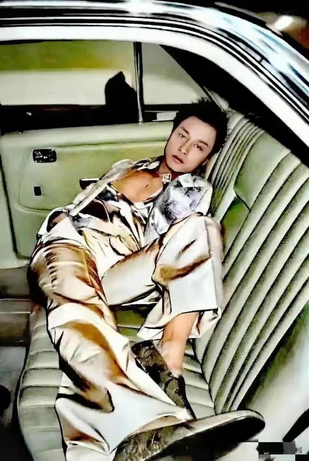 从张国荣生前的很多照片中，能够清楚的感受到他很孤单，非常的寂寞，精神也非常的萎靡