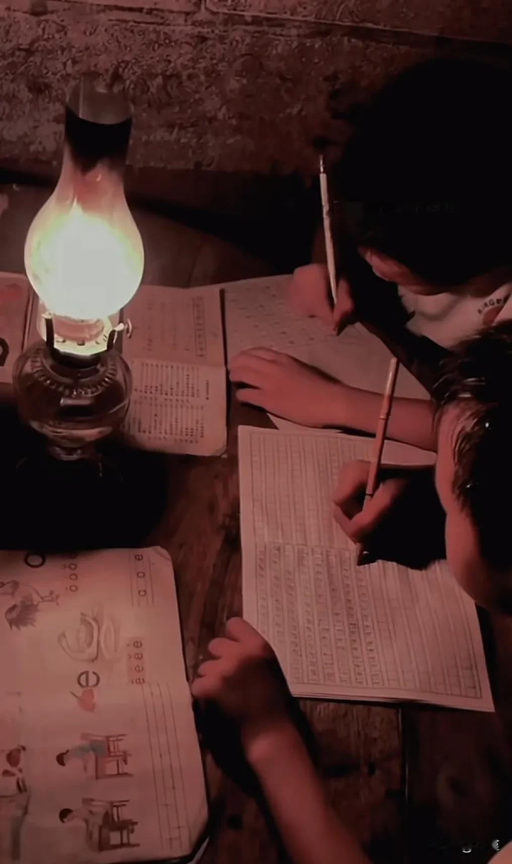 以前晚上写作业看书，都是用油灯蜡烛。即便后来有电灯，光线也是很昏暗。
但是那个时