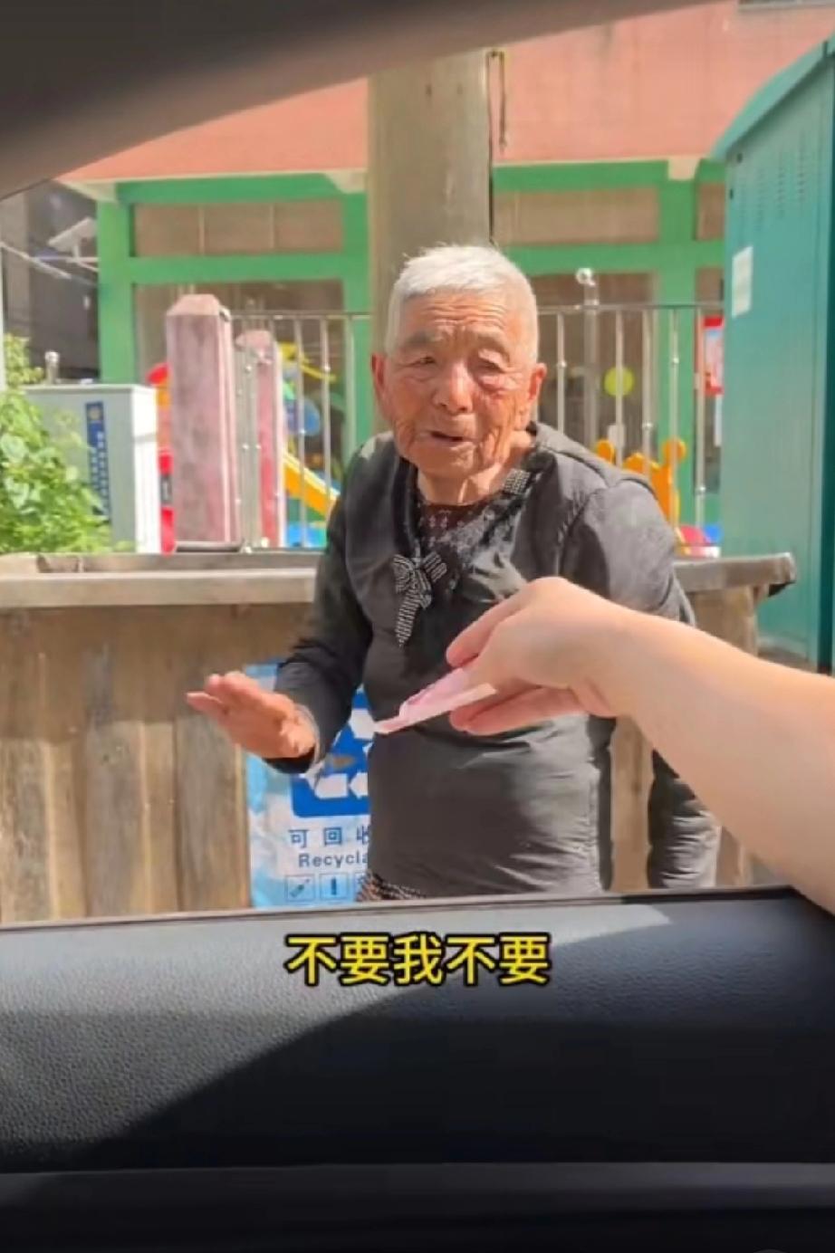 如果你把钱放进功德箱，你只是个信众；
如果你把钱送到贫苦人民手中，你就是菩萨；