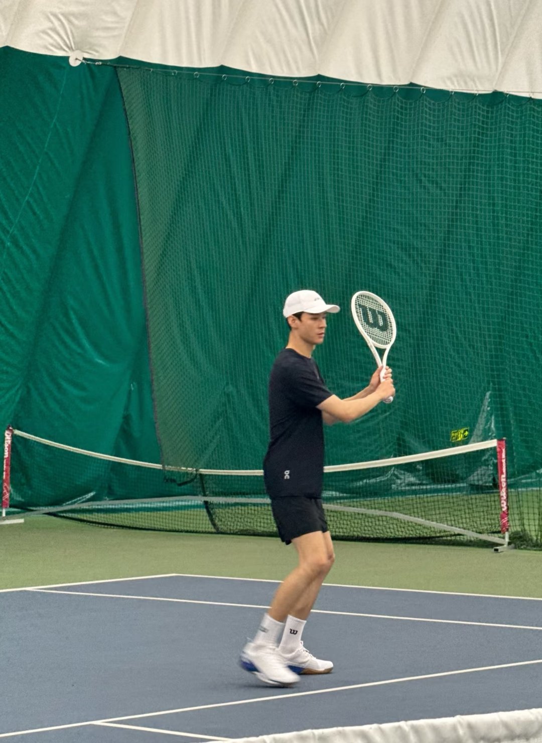 龚俊打网球的一组图～“     “网”前一小步向2.5进阶！” 