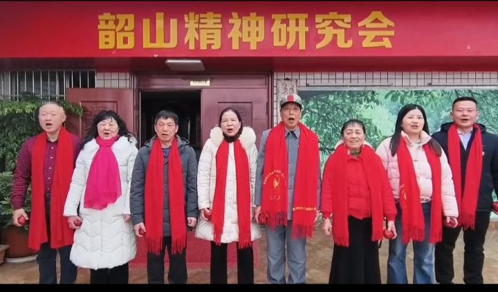 大年初一敬拜伟人

2月17日，农历丙午年大年初一，韶研会八名会员自发相聚会内伟